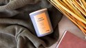 Świeca sojowa DONAU HOME, w szarym szkle, drewniana pokrywa i knot, Sweet Pleasure, 200g