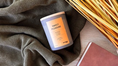 Świeca sojowa DONAU HOME, w szarym szkle, drewniana pokrywa i knot, Sweet Pleasure, 200g