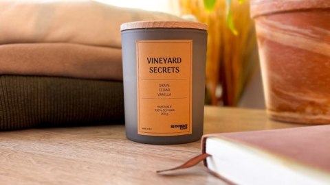 Świeca sojowa DONAU HOME, w szarym szkle, drewniana pokrywa i knot, Vineyard Secrets, 200g