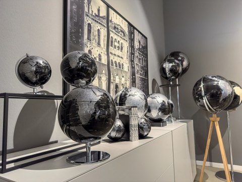 Globus TROIKA Terra Light, śr. 25cm, metalowa podstawa, czarno-srebrny